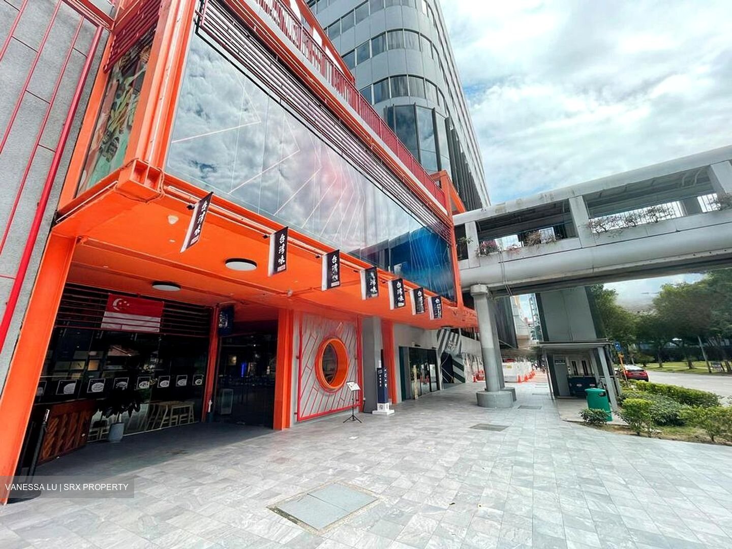 Pomo (D7), Retail #457232591